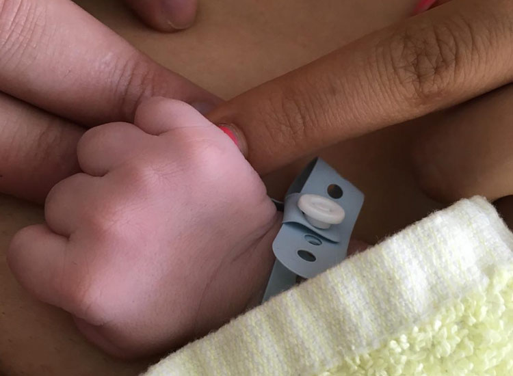 Dounia Slimani Baby: Sohn Mikael ist da!   Wie süß! Dounia Slimani hat gerade auf Instagram verkündet, dass ihr Sohn Mikael geboren wurde. Am 14.4.2016 um 11.59 Uhr erblickte der 3800 Gramm sch